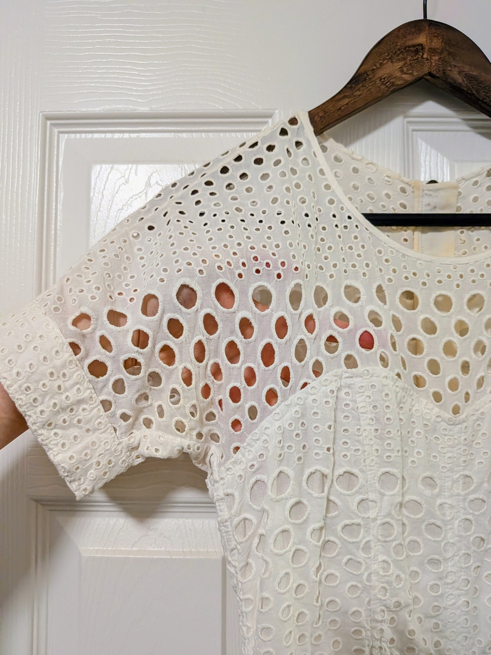 Burberry Elegant White Eyelet Short Sleeve Dress - Picture 4 of 5